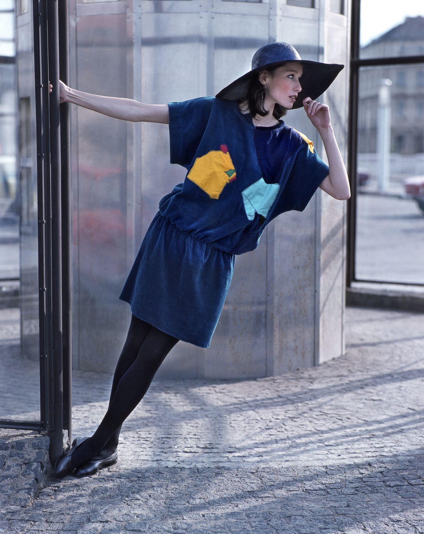 Modelka v klobouku na fotografii Petry Skoupilové