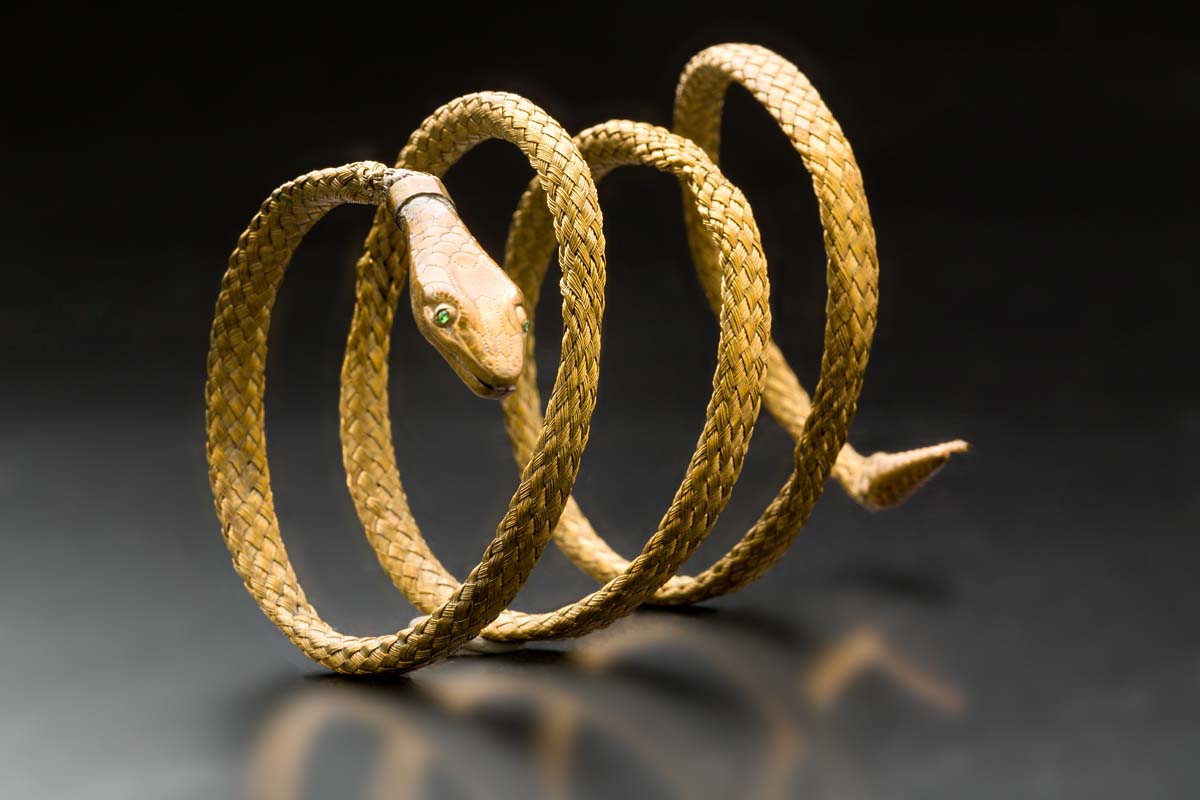 Zlatý šperk ve tvaru hada