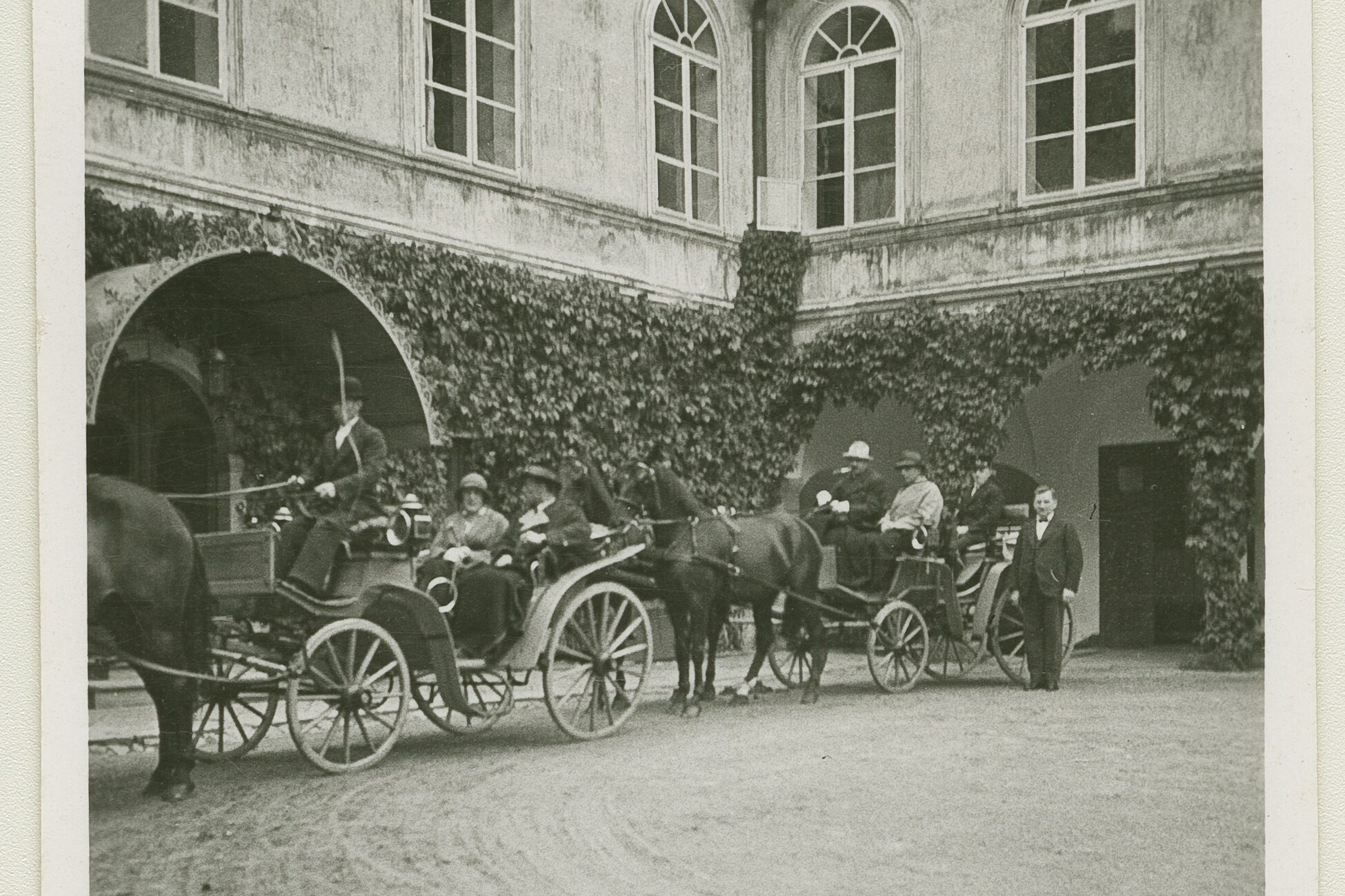 Odjezd hostů z lovu, Kamenice n. L., 1933