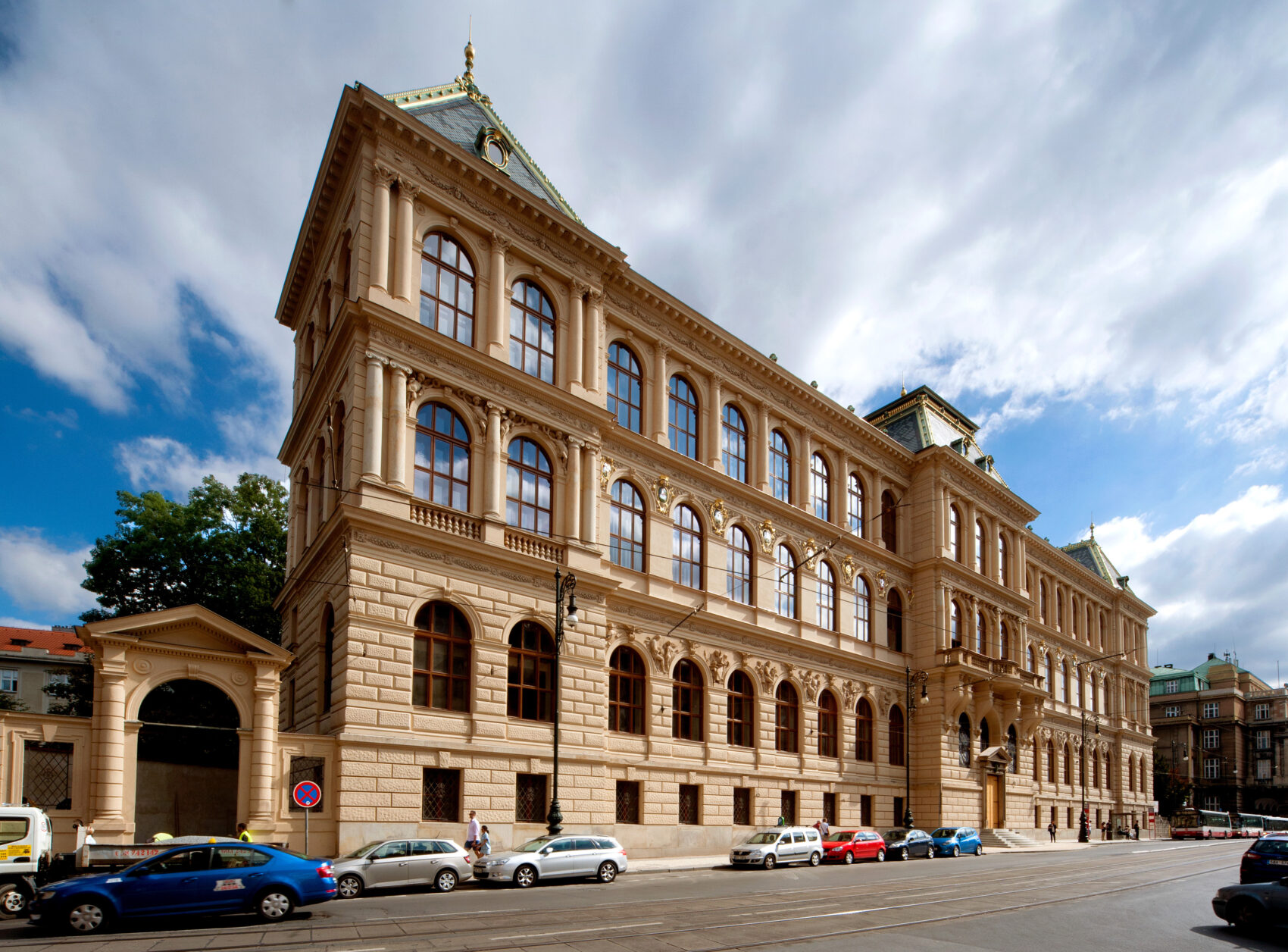 pohled na budovu Uměleckoprůmyslového musea v Praze z ulice